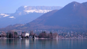 After a transcontinental flight, Shen Yun spent a relaxing morning in the picturesque French town of Annecy, just across the border from Geneva, where the 2014 European tour began last month.View from Annecy, south-eastern France. (photo by dancer Steve Feng)