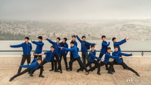 ביום סגרירי, יצאו חברי הלהקה לטיול בירושלים, ועצרו לצילום קבוצתי ברחבת תצפית מהר הזיתים.