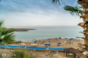 משם הלהקה חצתה את המדבר אל ים המלח. בגובה 304 מטרים מתחת לפני הים, ים המלח נחשב לנקודה הנמוכה (והמלוחה) ביותר בכדור הארץ. (צילום: טיפאני יו)